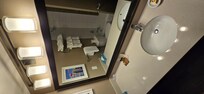 Petite salle de bain, serviettes en suffisance