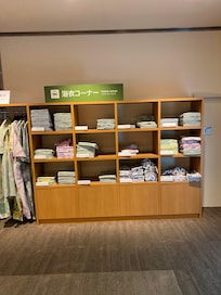 在Lobby 就有提供浴衣供房客挑選,完全免費,大人、小孩的尺寸都有。