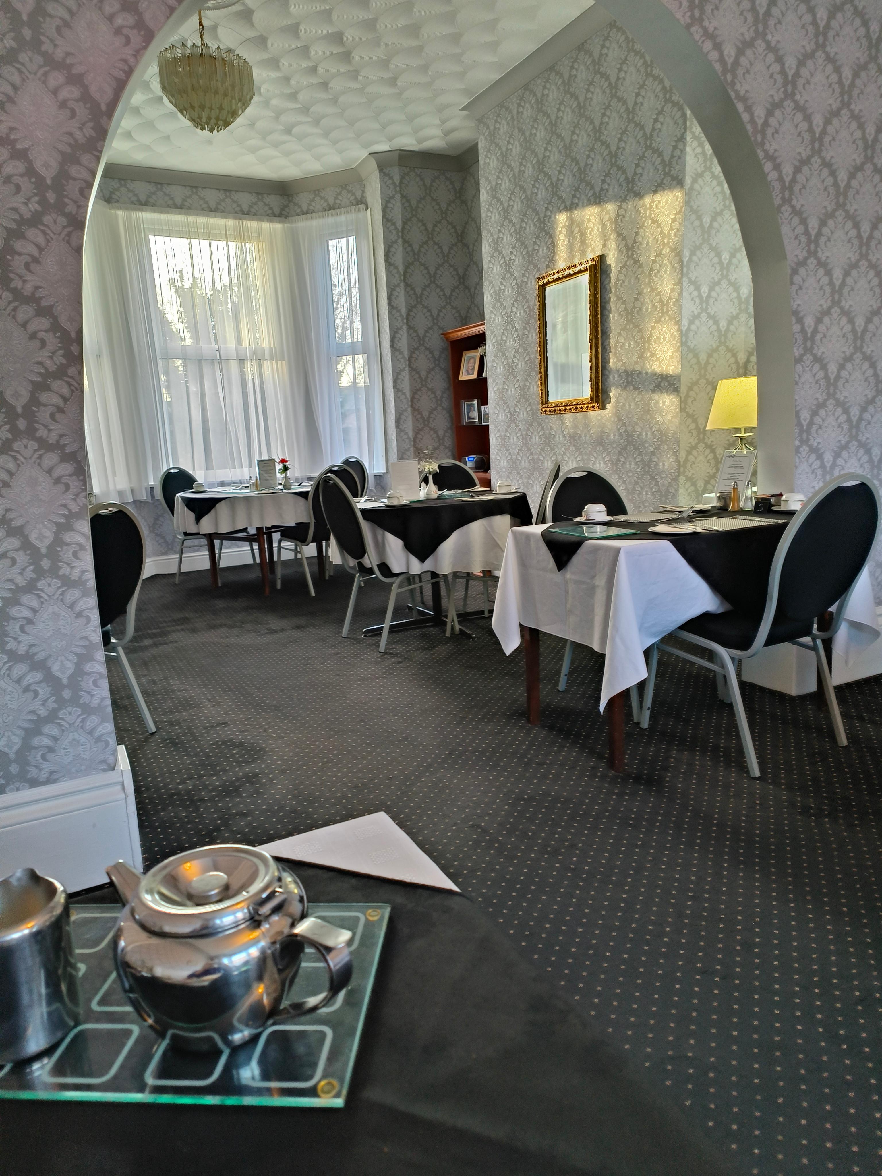 Lovely immaculately clean and tastefully decorated dining room 