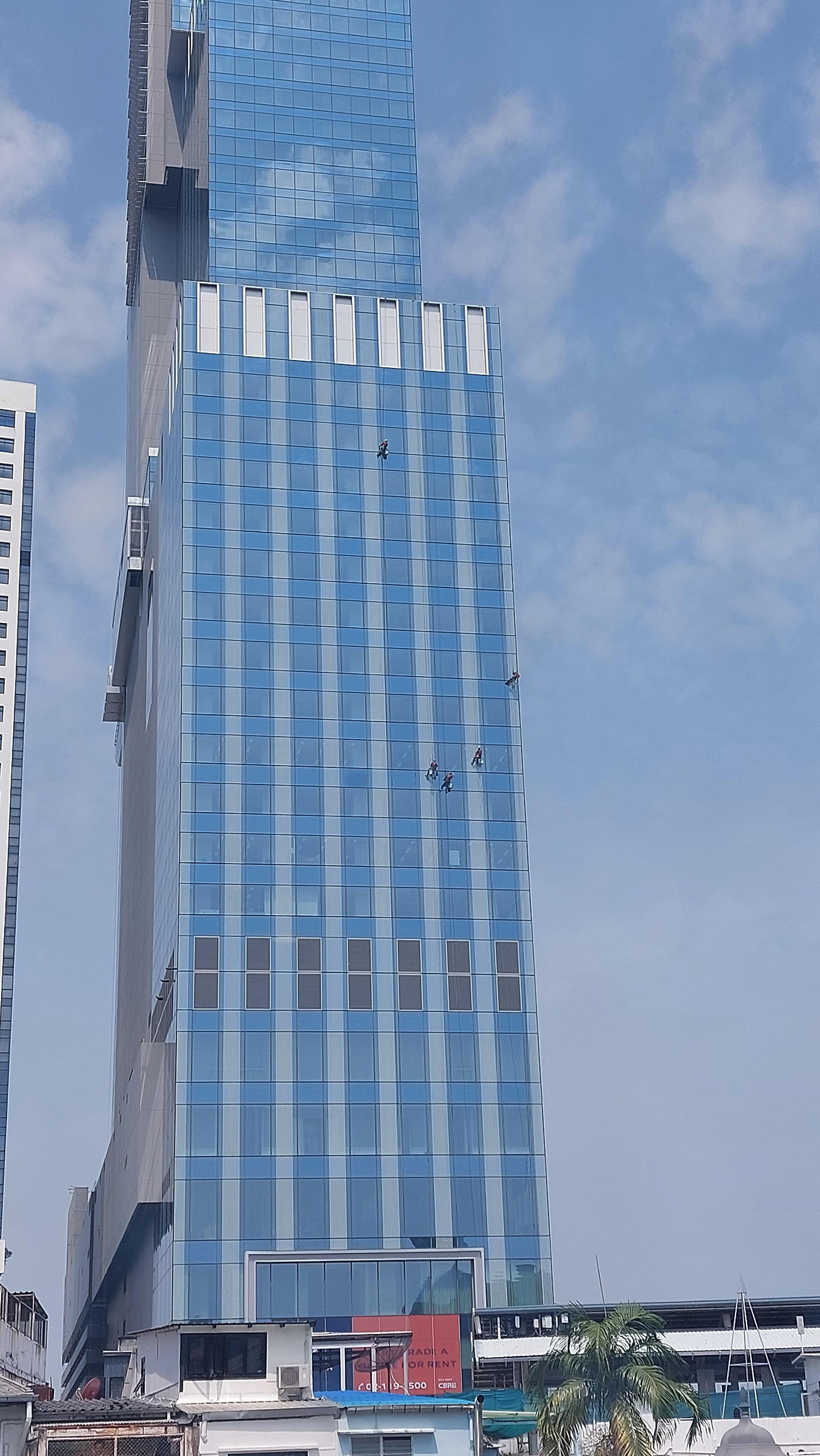 酒店對面一幢新的商業大廈，落成後上落地鐵都有扶手電梯了。