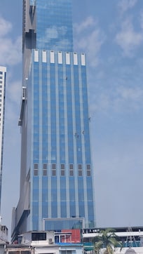 酒店對面一幢新的商業大廈,落成後上落地鐵都有扶手電梯了。