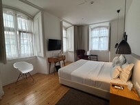 Spacious corner room (302)