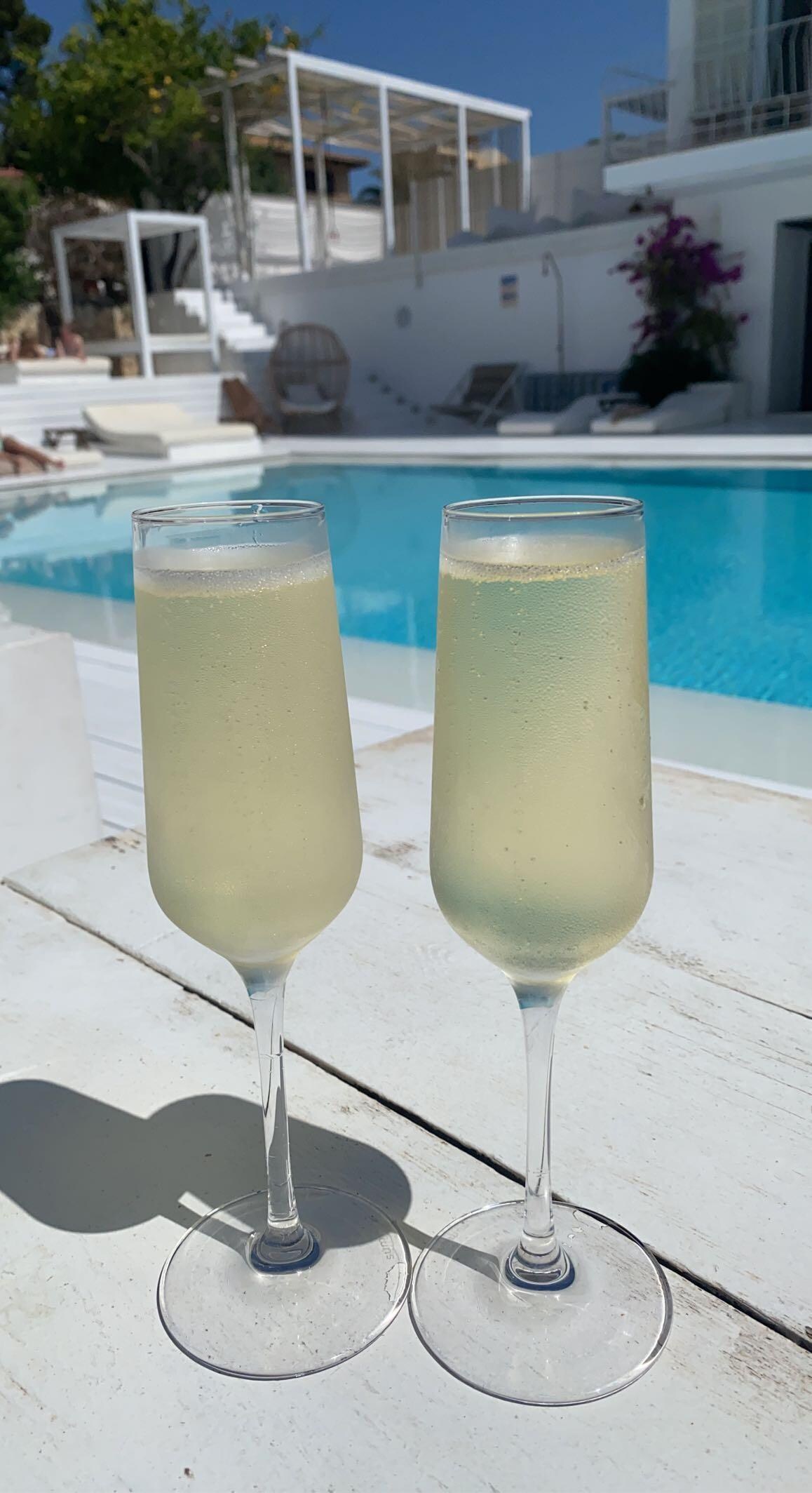 Vi fikk servert cava imens vi ventet på rommet vårt☀️🥂🥂