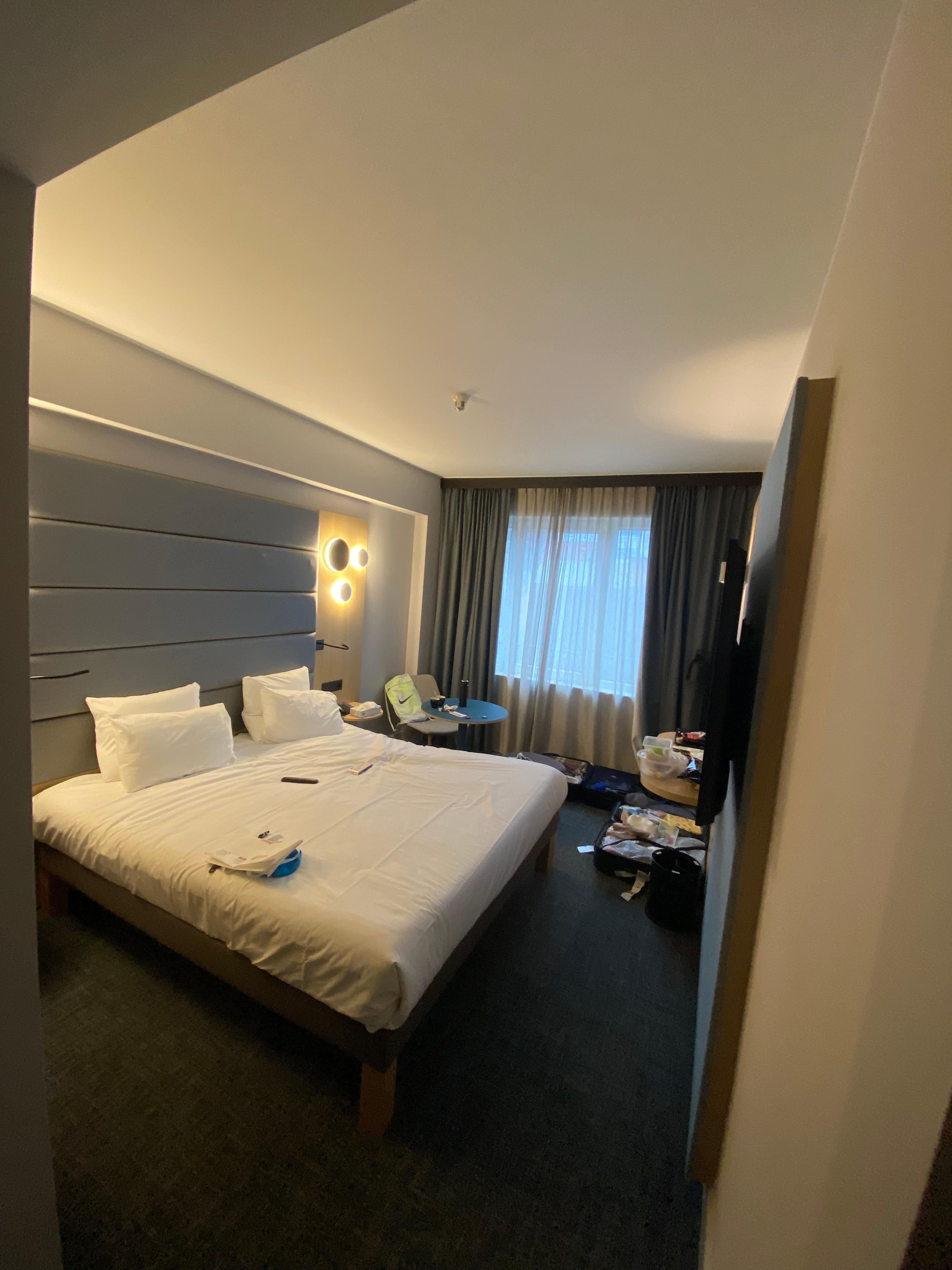 房間空間大 兩個行李箱都可以打開 有圓枱可以沖茶食野感覺非常良好