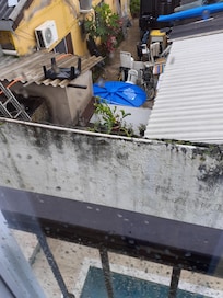 Segundo site o quarto tinha vista lateral do mar. Segue a vista dos quartos.