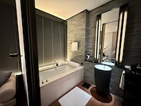 Guest Room bathtub
