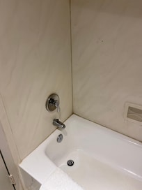 Muebles en baño viejos y amarillentos.