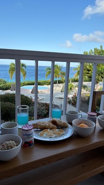 Cadê que eu comprei em supermercado e organizei no quarto, pois não temos muitas opções disponíveis no hotel.