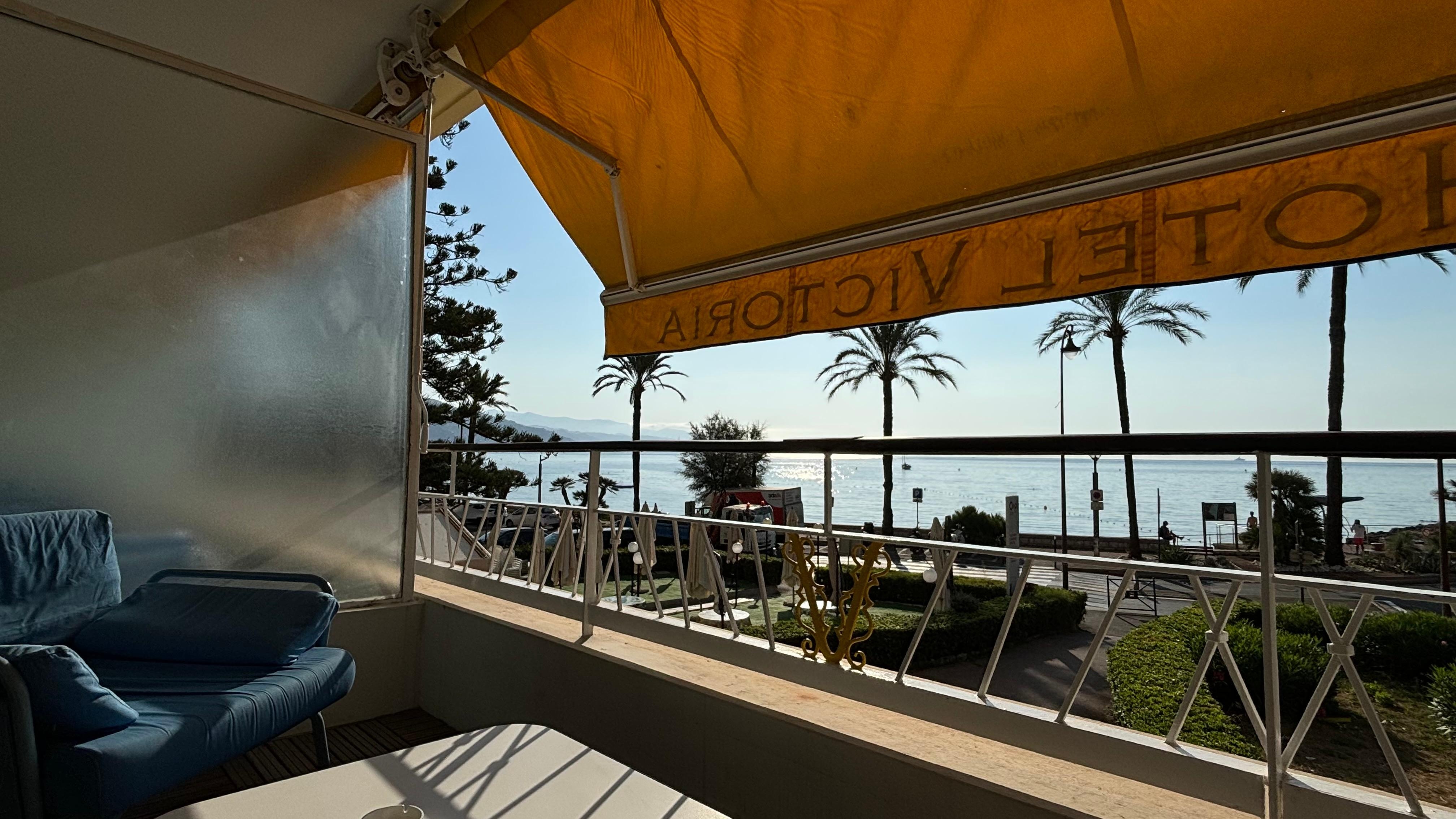 Markise og behagelige stoler på balkongen 