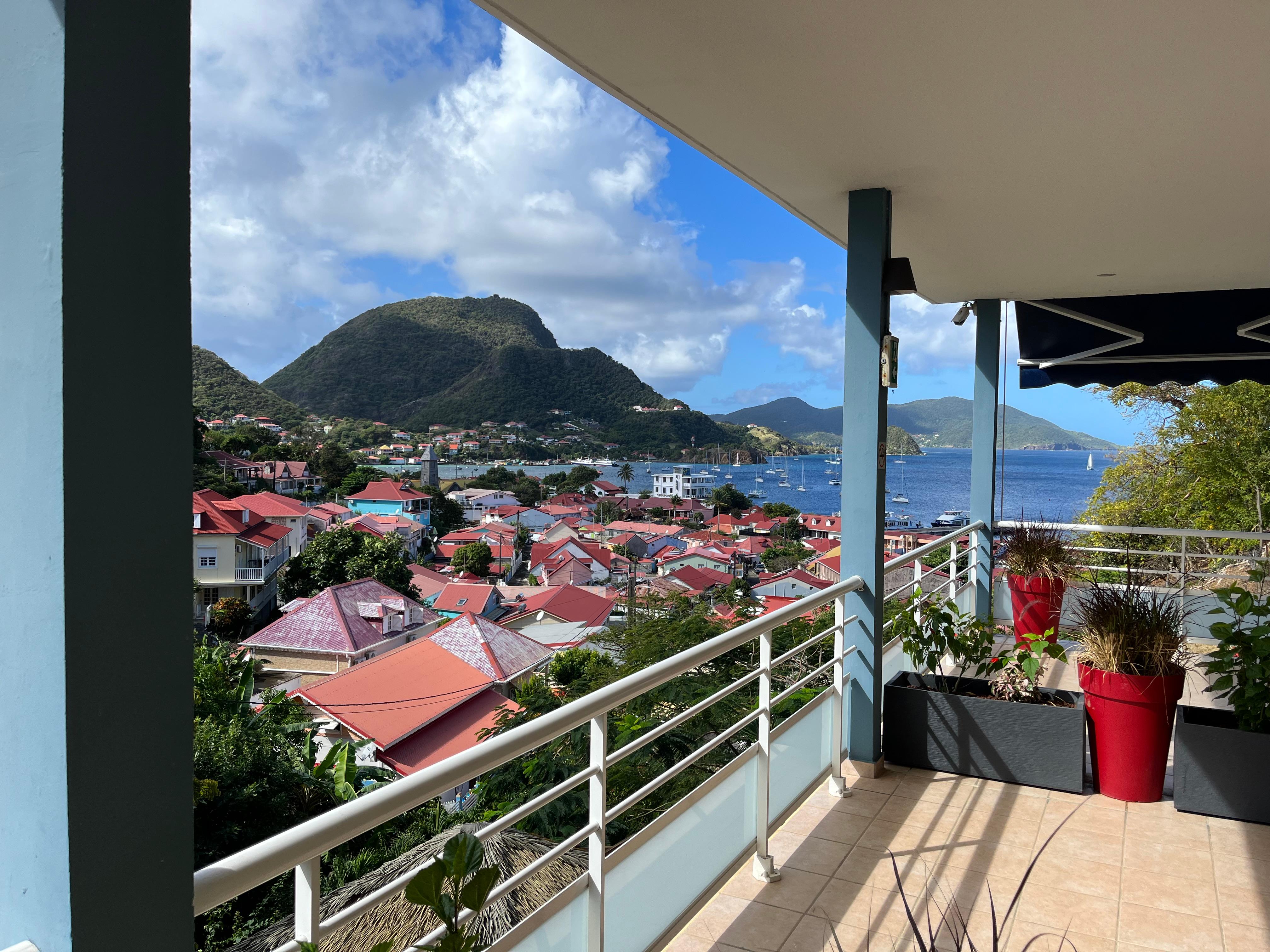 La vue de notre terrasse individuelle sur le port des "Saintes".