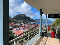 La vue de notre terrasse individuelle sur le port des "Saintes".