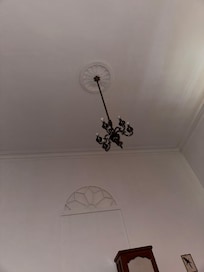 La luz genera descanso porque apunta al techo y no a las vistas. Me encantó