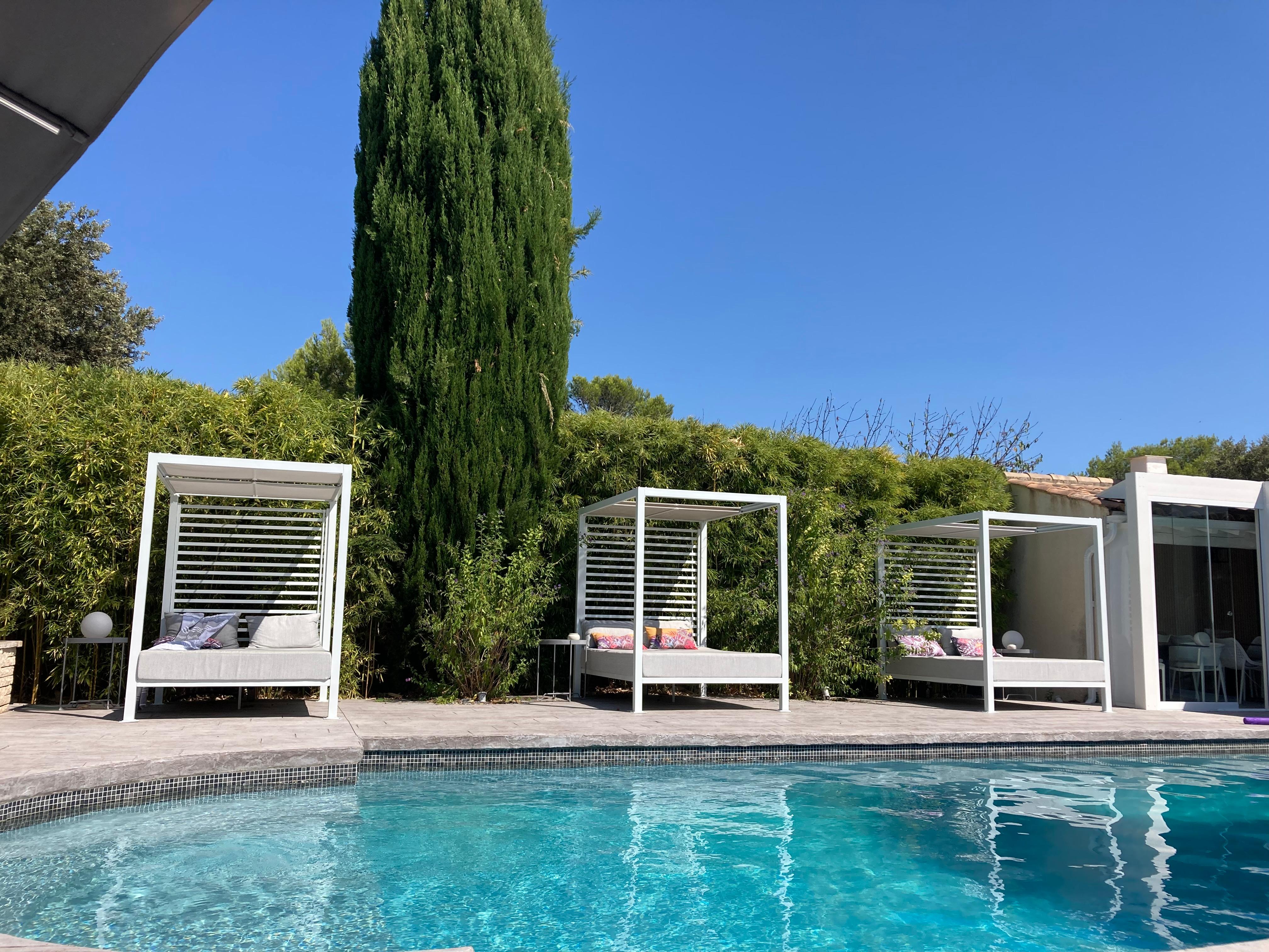 La plage. Très confortable et agréable pour une détente garantie dans une jolie piscine d’eau de mer. 