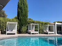La plage. Très confortable et agréable pour une détente garantie dans une jolie piscine d’eau de mer.