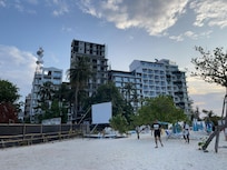 建築が進むビーチ前エリア