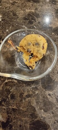 Un mini cookie servie avec de l eau j appel la serveuse elle est connecté o téléphone