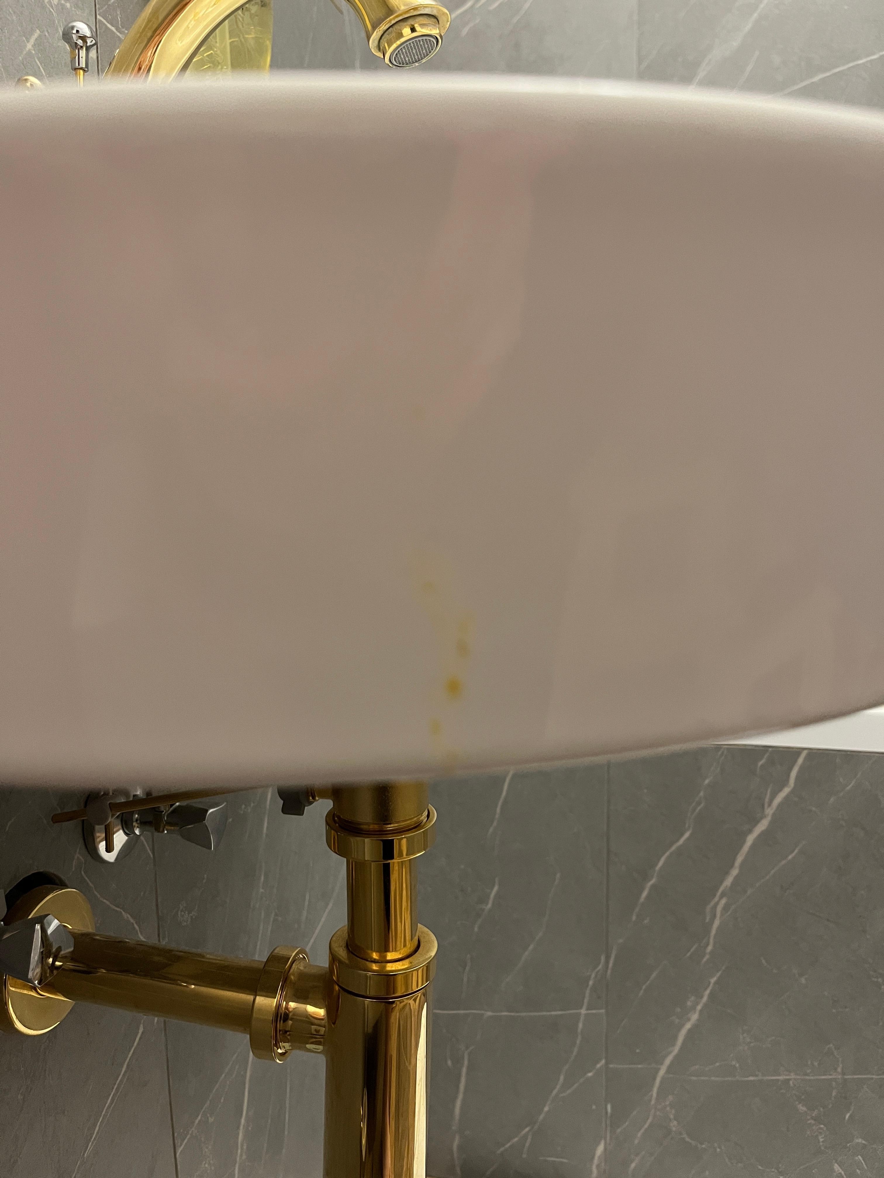 A memory from the previous guest in the outside of the sink..