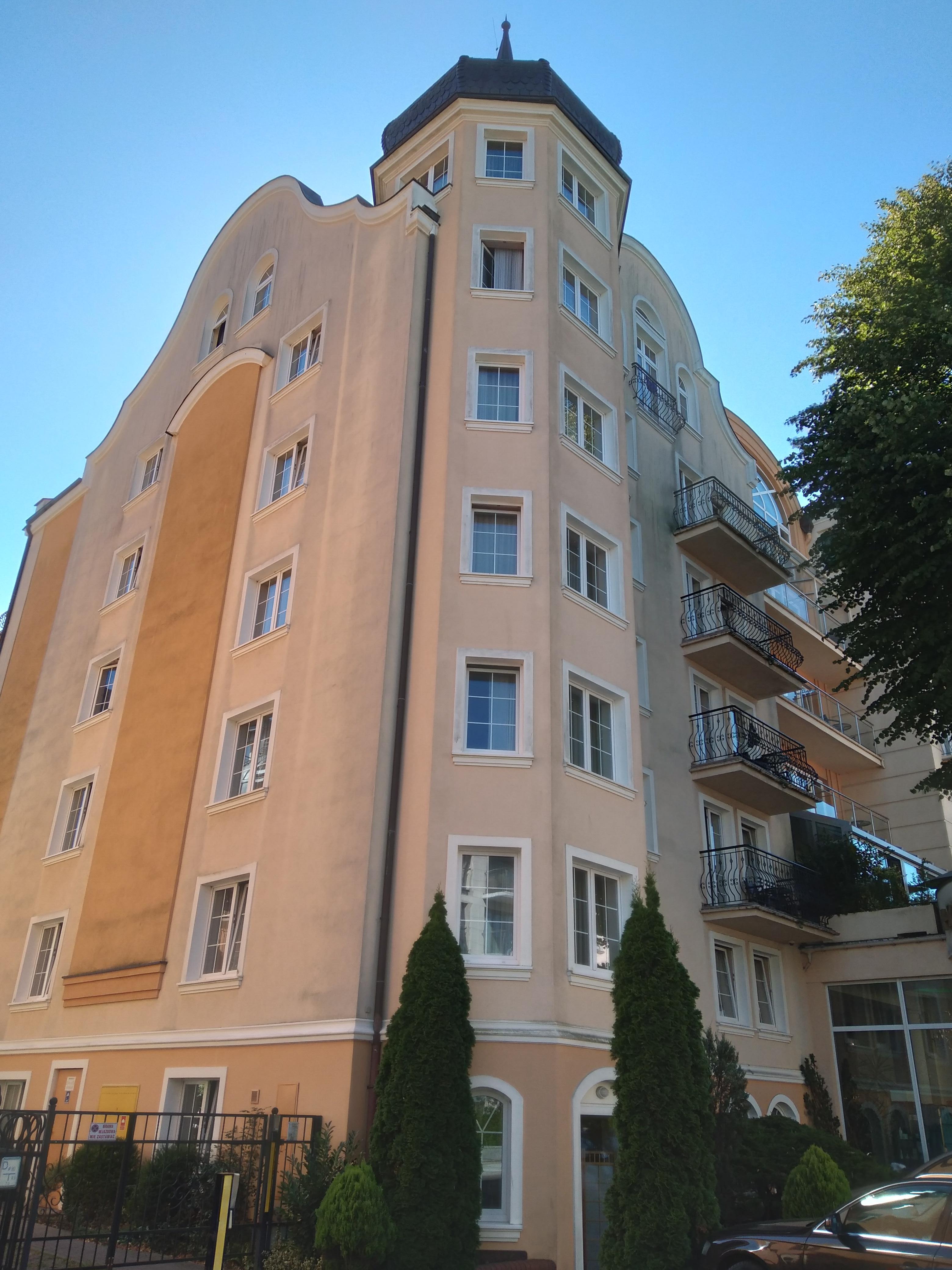 In dem Turmzimner haben wir gewohnt, rechts daneben ist das Schlafzimmer  
Leider kein Balkon