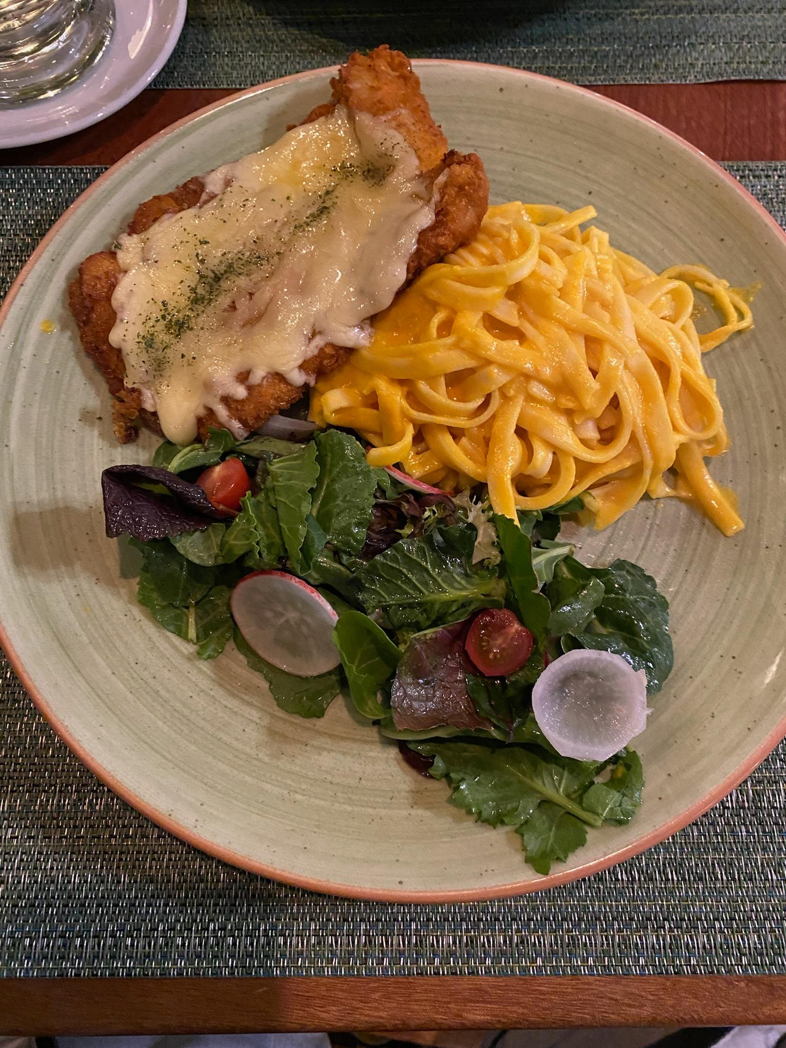 Fettuccini de Huancaina con milanesa a la Napolitana