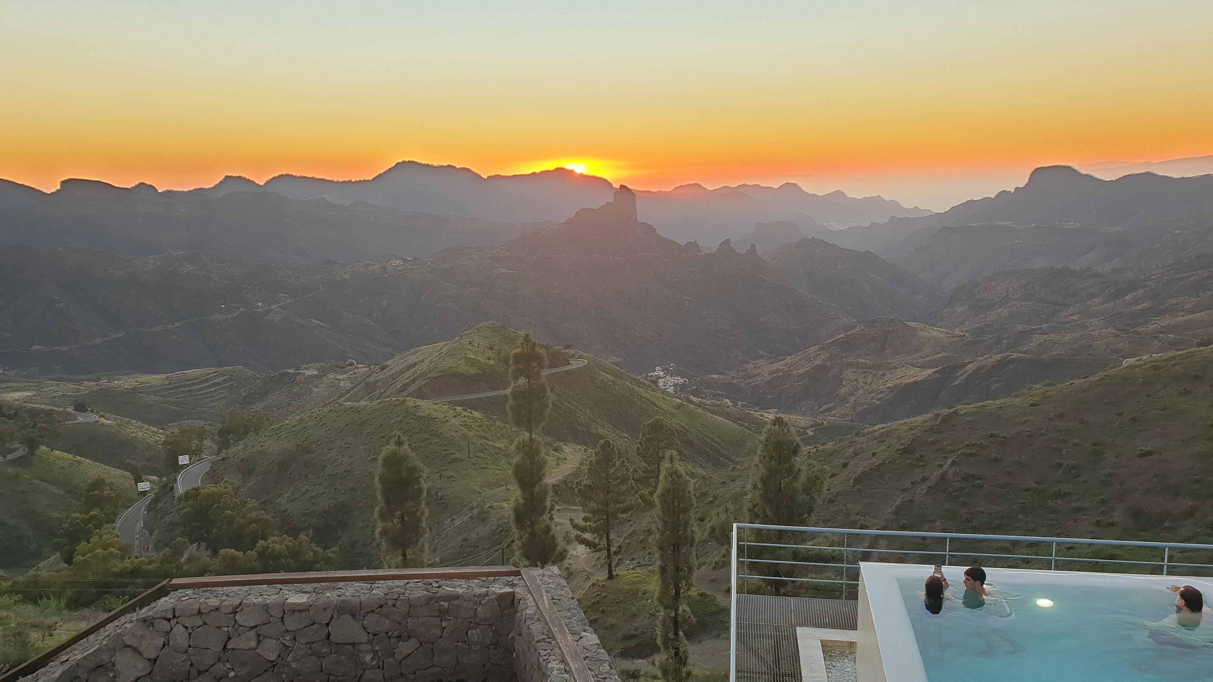 Aussicht von Restaurantterrasse, mit Außenpool auf unterer Etage