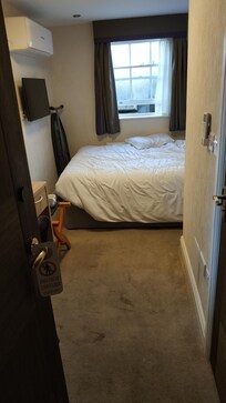 La chambre fait moins des 10m2 vendus, on est a peine a 8m2