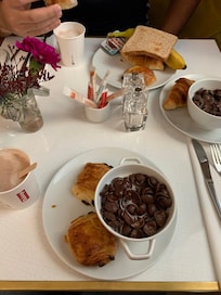 Le petit-déjeuner était également trÚs bon et complet, il y avait boissons chaudes / froides, des céréales, du bacon et oeufs, de la charcuterie et fromage, ainsi que des viennoiseries et des pùtes à tartiner.