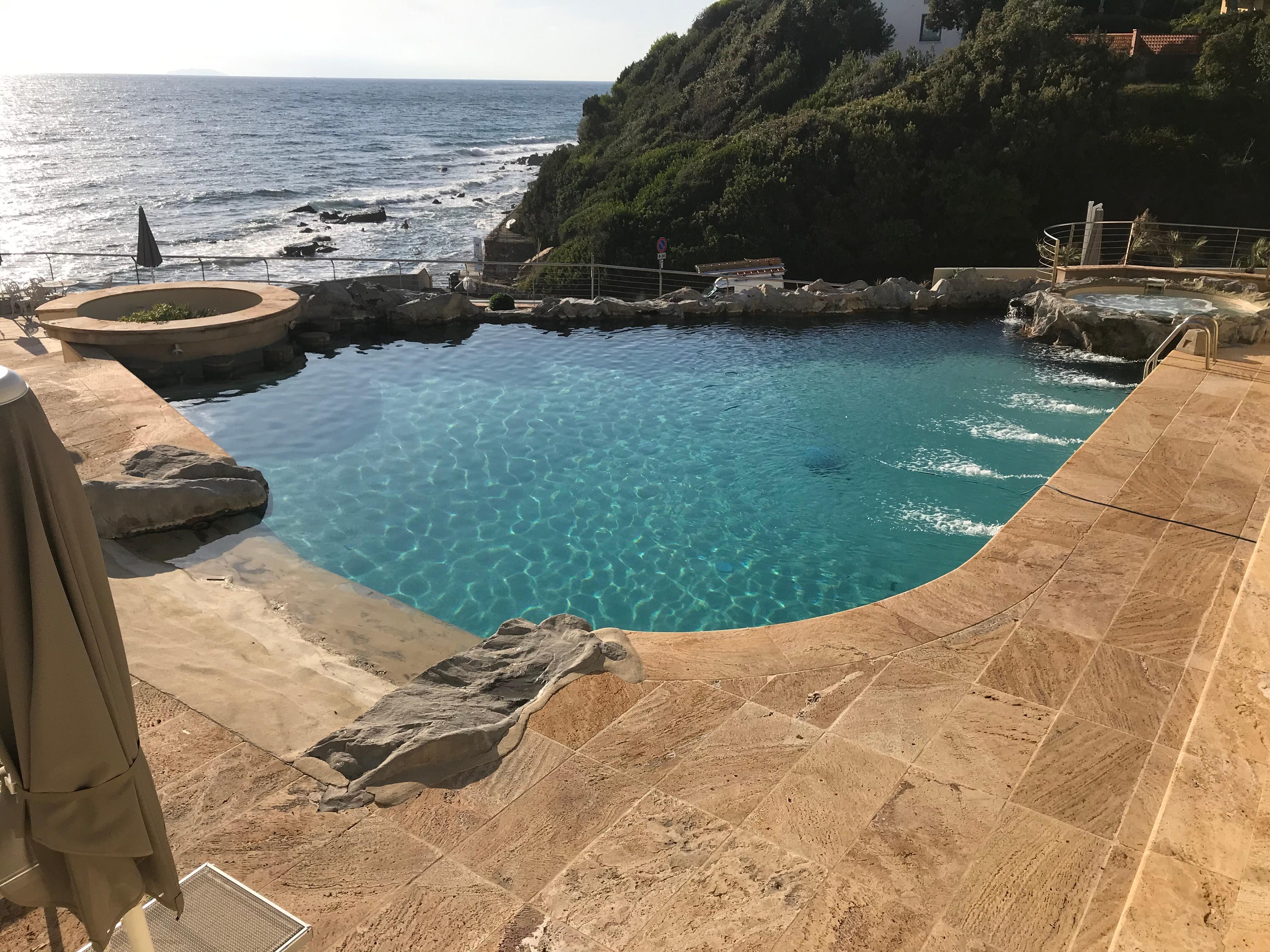 Piscine avec jacuzzi et vue sur la mer 
