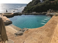 Piscine avec jacuzzi et vue sur la mer