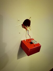 Katostrophale Sicheitsmangrl wie dieser Feueralarmeinrichtung