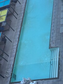 La piscine avec traces au fond