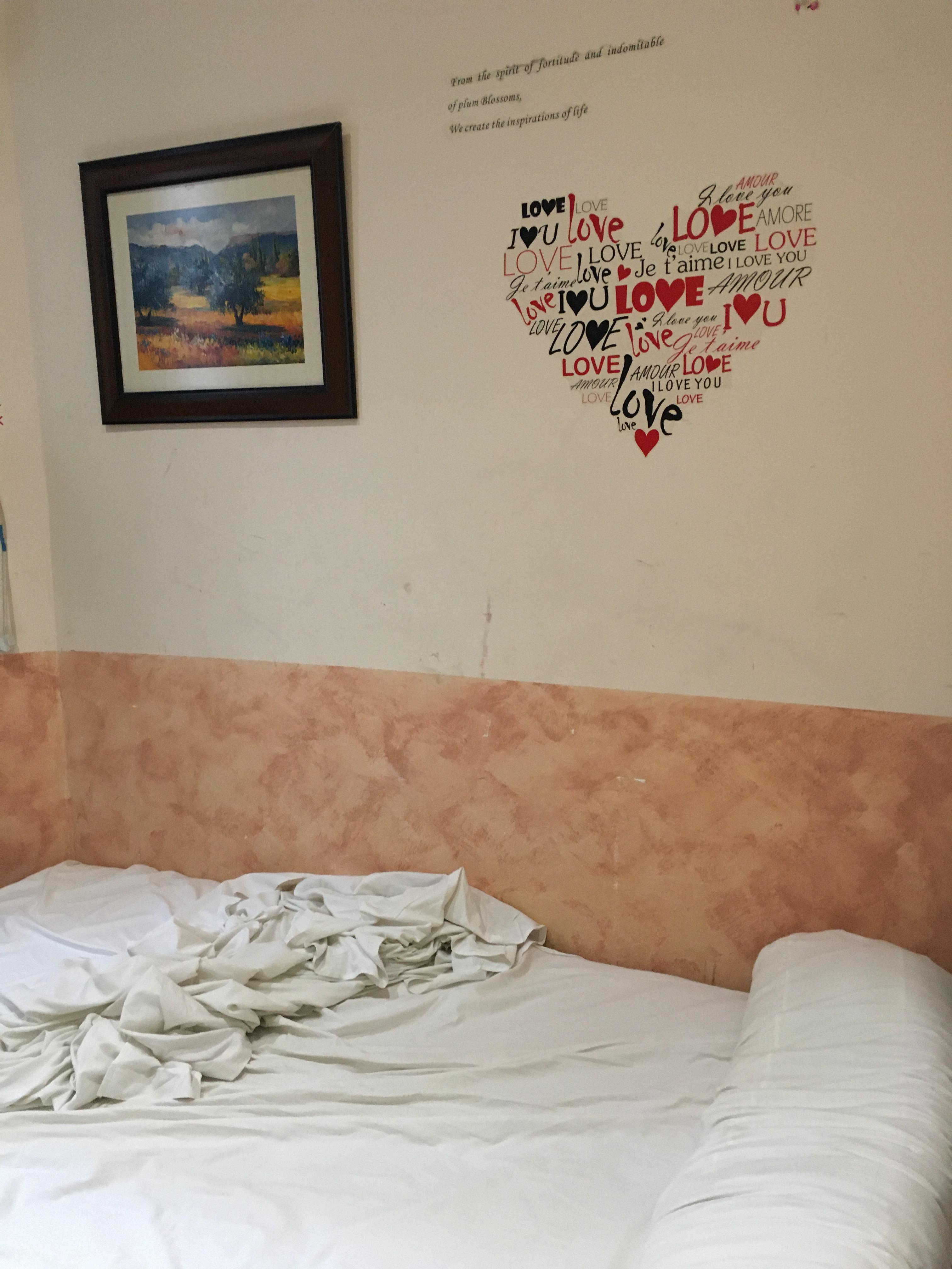 Le pareti sono state dipinte l'ultima volta un decennio fa...