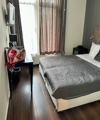 Double room with two beds.