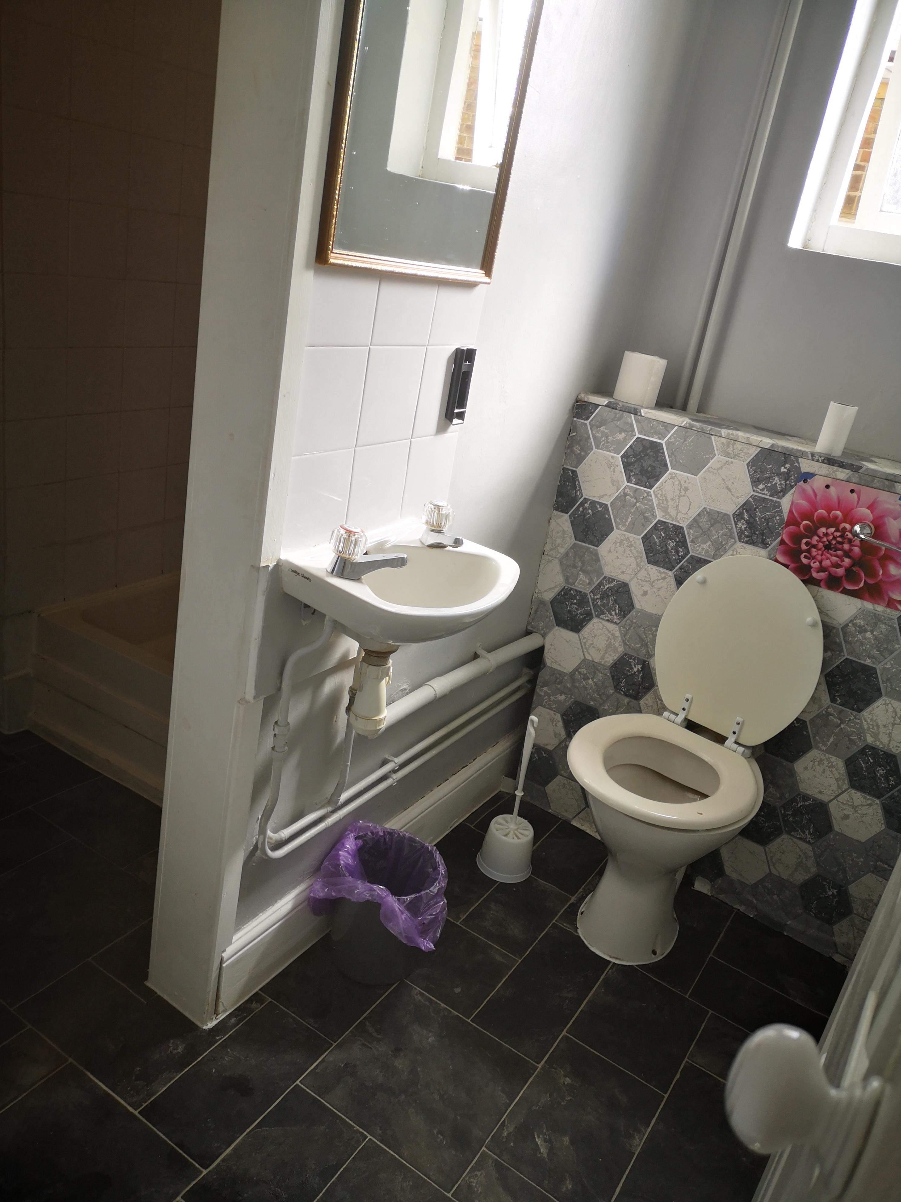 Room 10 toilet and shower