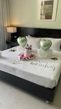 DĂ©coration dâanniversaire arrangĂ© par lâhĂŽtel.