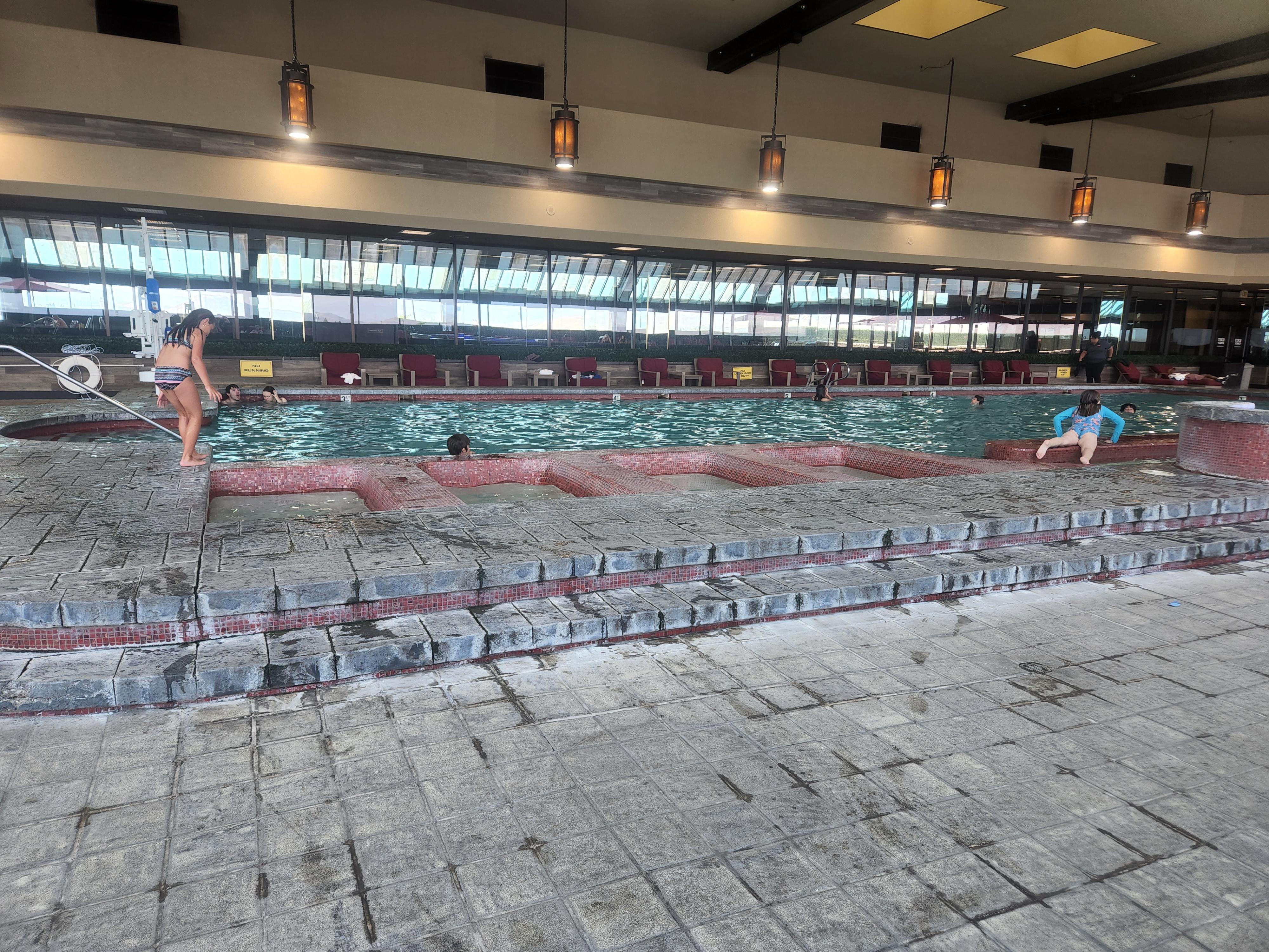 Belle et grosse piscine , Les enfants l'on adoré.
Belle chambre propre.❤️