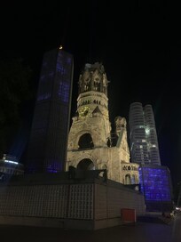 Nabij het hotel, de Kaiser-Wilhelm-Gedächtniskirche