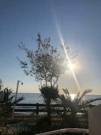 Deniz Manzaralı Bahçe Katı Oda Balkonu