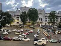 Vista da janela do quarto- estação central literalmente na frente