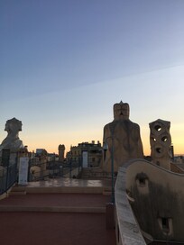 Utsikt över Gaudihuset La Pedrera från terassen.