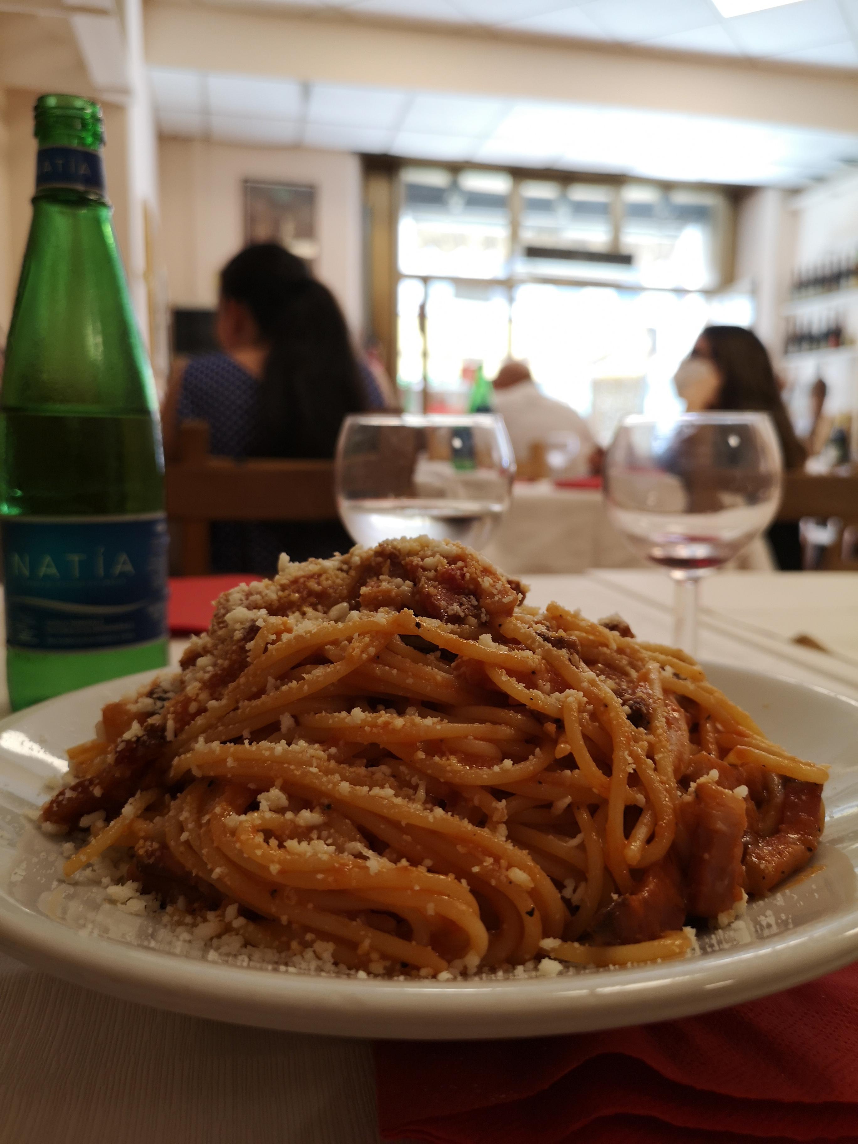 un' abbondante e squisita amatriciana a pochi passi dall'Hotel 