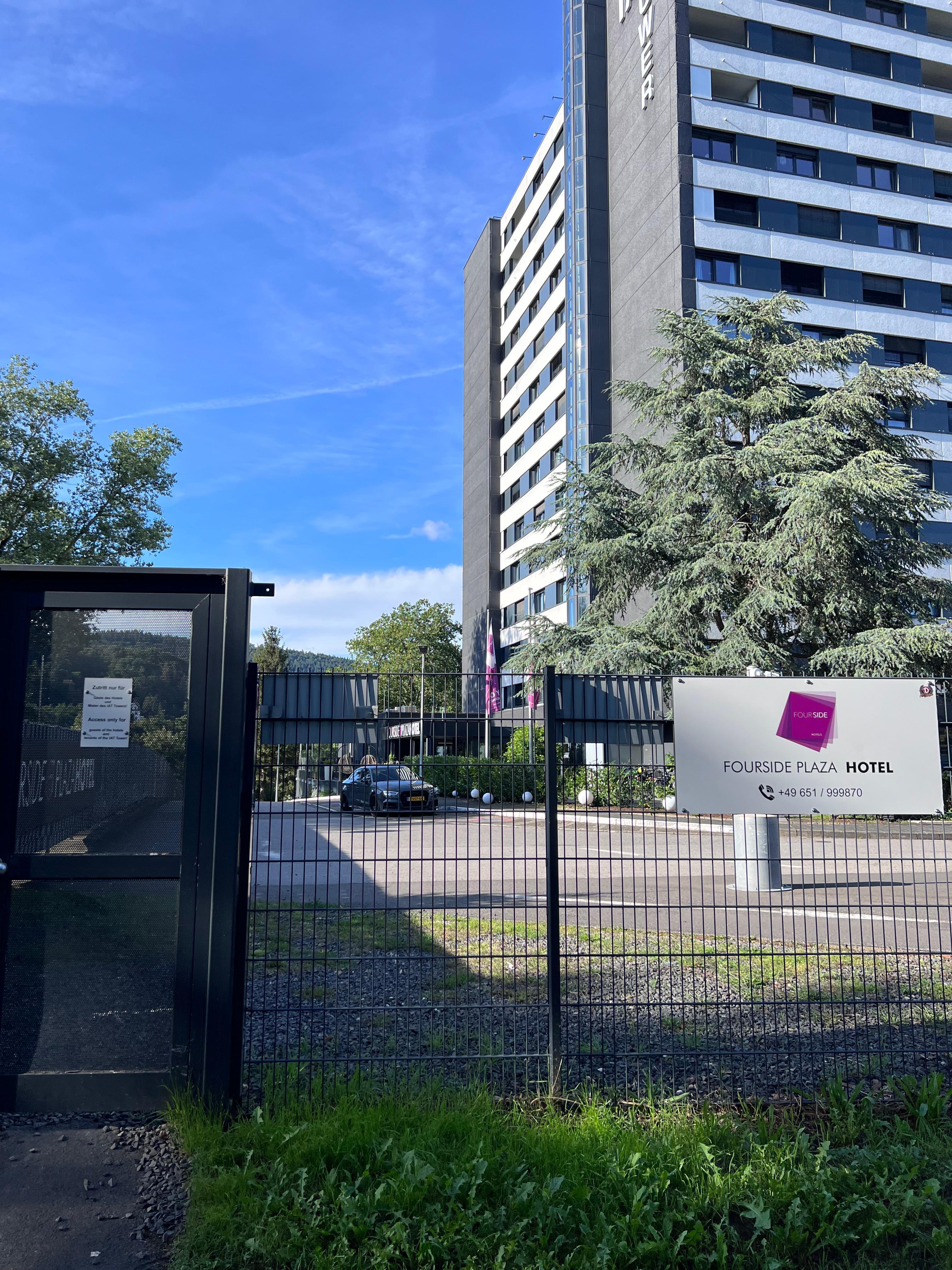 Porte d’accès à l’arrêt de bus en passant par le parking de Lidl