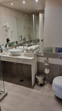 Baño de una habitación de categoría "confort"