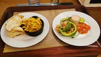 Club-sandwich maison et avocat crevettes servie en chambre
