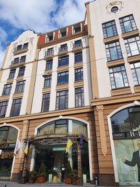 Otelin dışarıdan görünümü. Çok merkezi bir yerde.