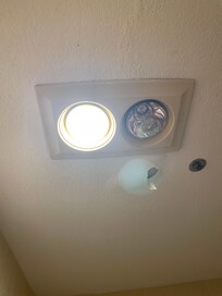 Pealing ceiling in bathroom