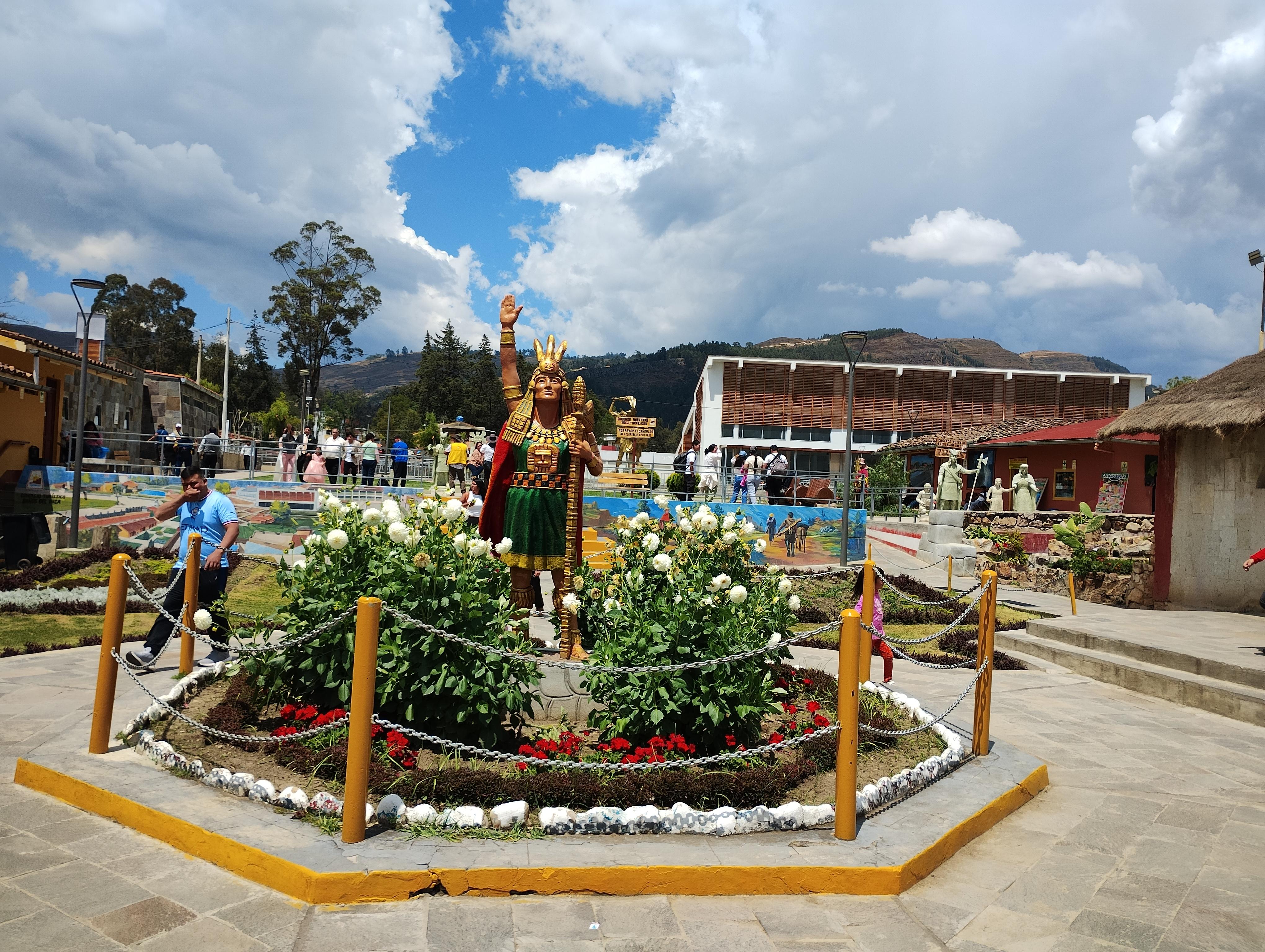 Plaza armas Baños del Inca 