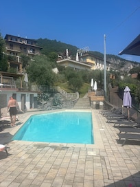 Udsigt fra pool mod hotel