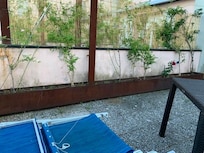 Terrasse chambre transat en fin de vie Jardinière en tôle dépourvue de végétation