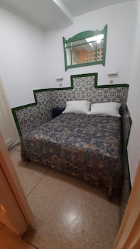 La chambre, petite mais confortable.