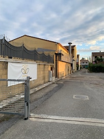 Ingresso dal parcheggio di fianco all’hotel